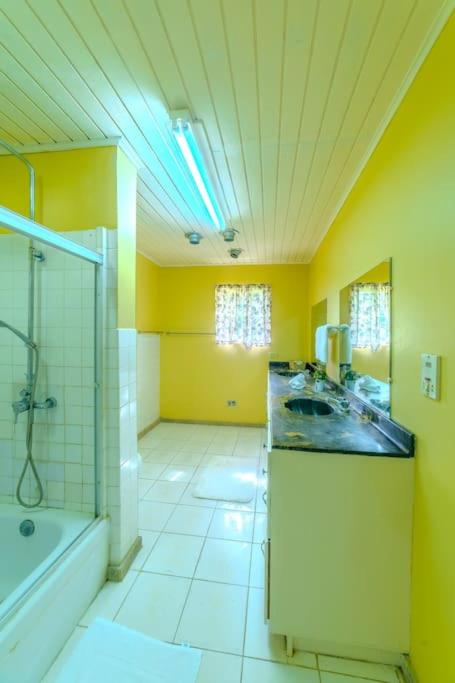 Spacious 3 King Bed Villa, Private Pool, Bar and Free Parking! view 2