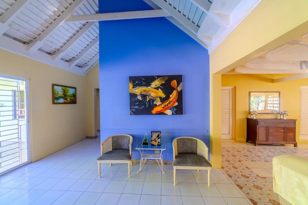 Spacious 3 King Bed Villa, Private Pool, Bar and Free Parking! view 3