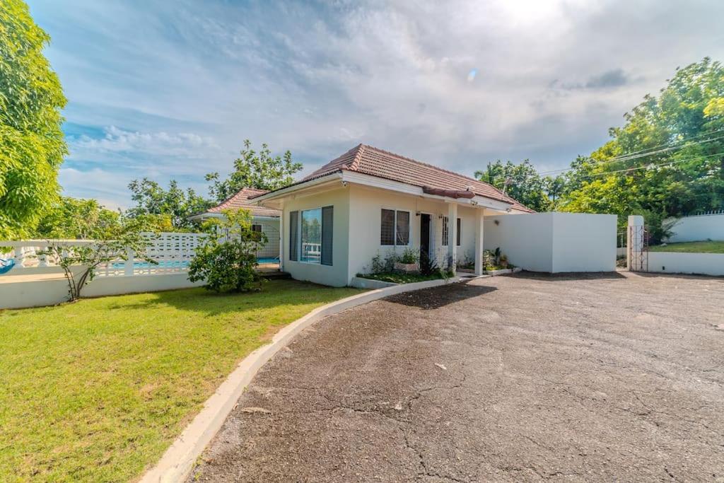 Spacious 3 King Bed Villa, Private Pool, Bar and Free Parking! view 4