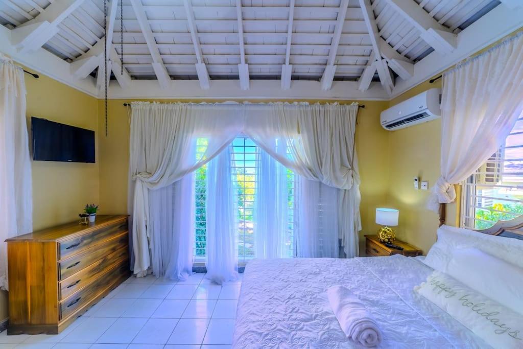 Spacious 3 King Bed Villa, Private Pool, Bar and Free Parking! view 5