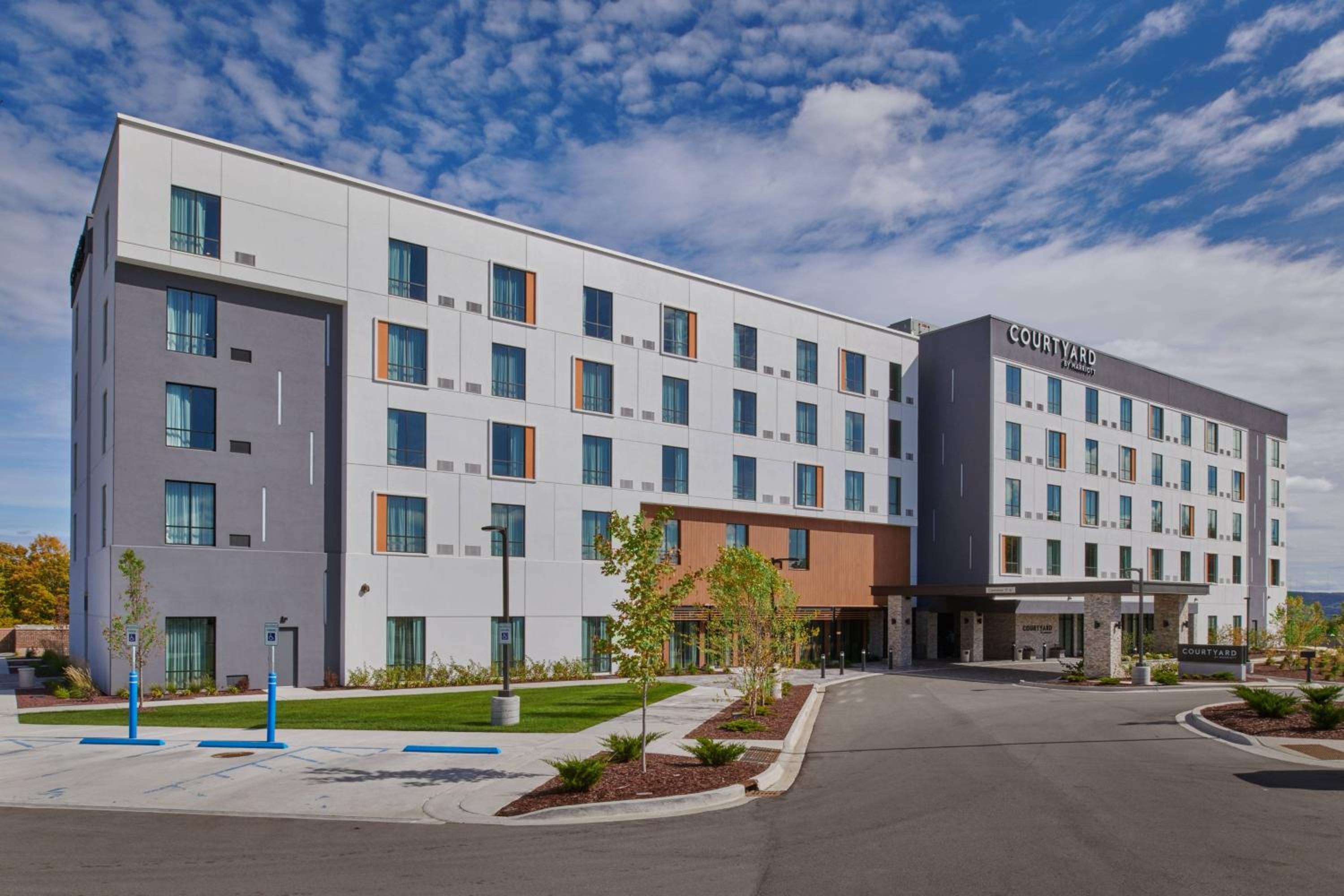 Hotel Courtyard by Marriott Petoskey at Victories Square