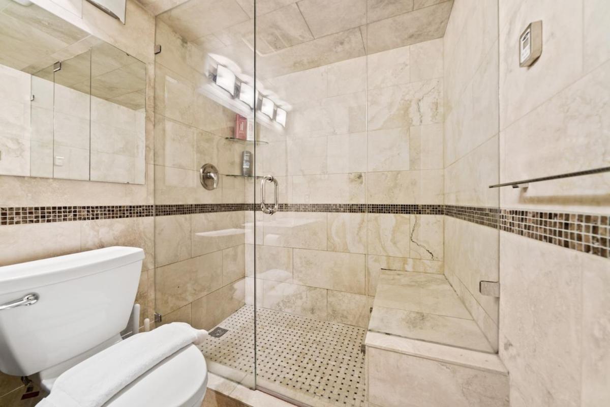 Beautiful 2 Bed Home DT with Free Parking