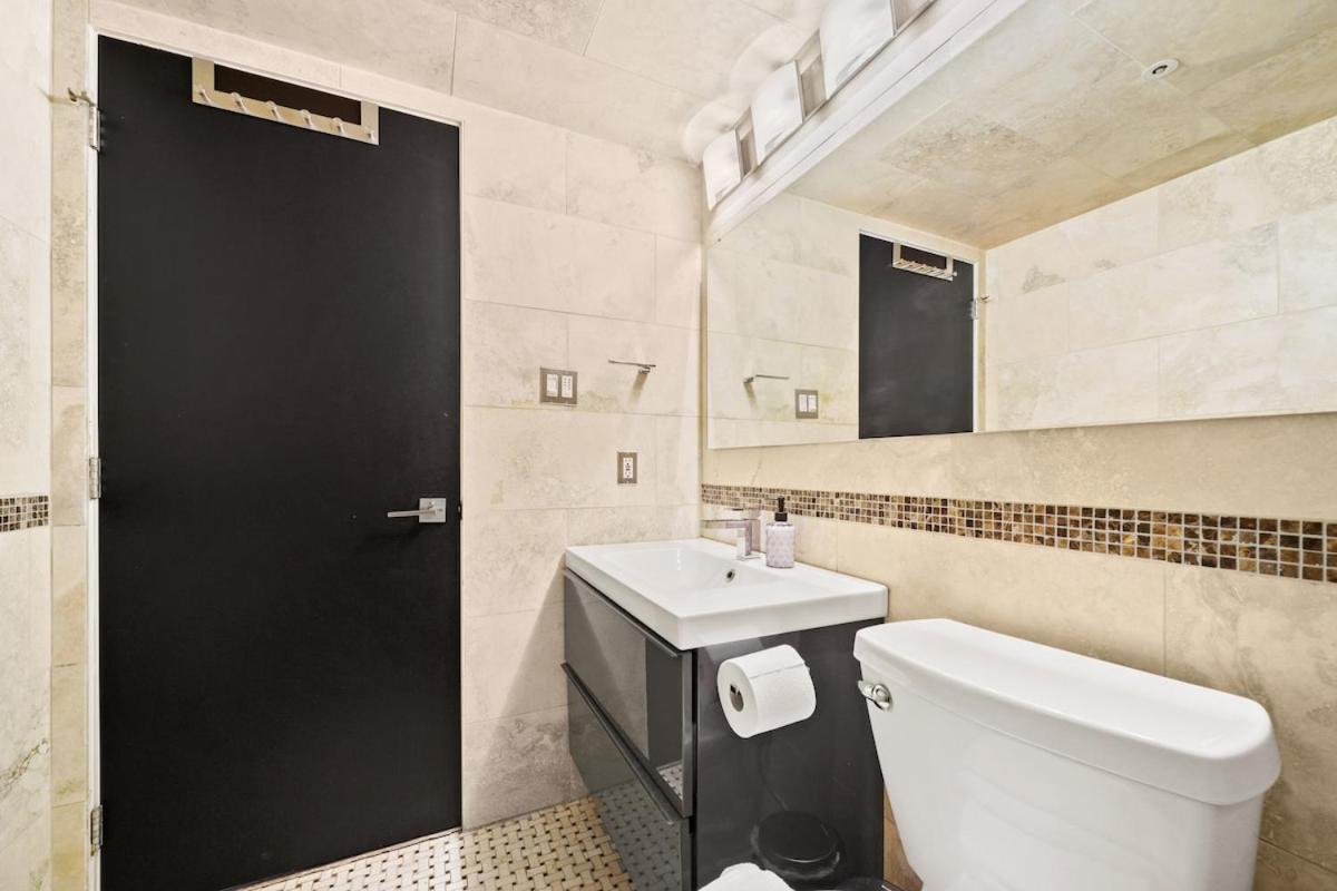 Beautiful 2 Bed Home DT with Free Parking