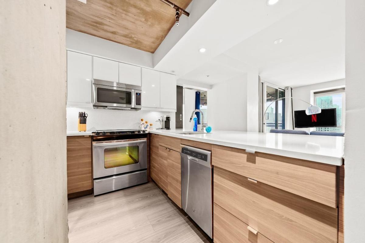 Beautiful 2 Bed Home DT with Free Parking