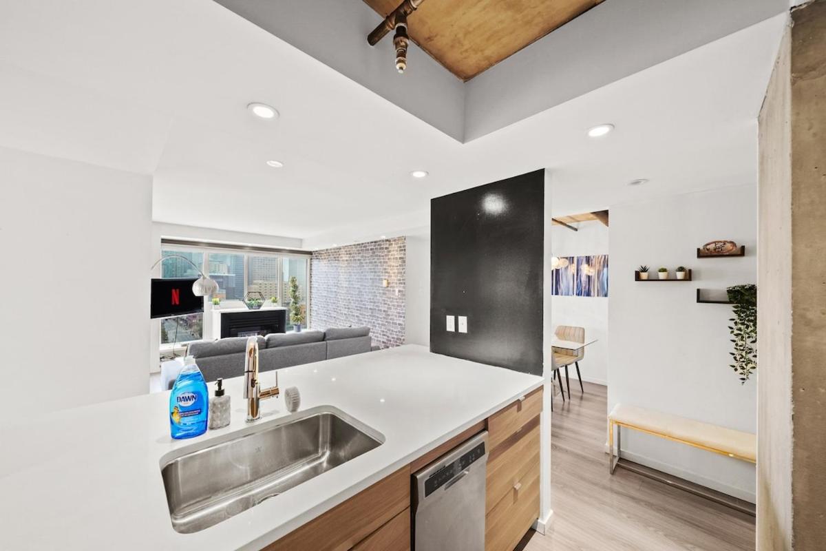 Beautiful 2 Bed Home DT with Free Parking