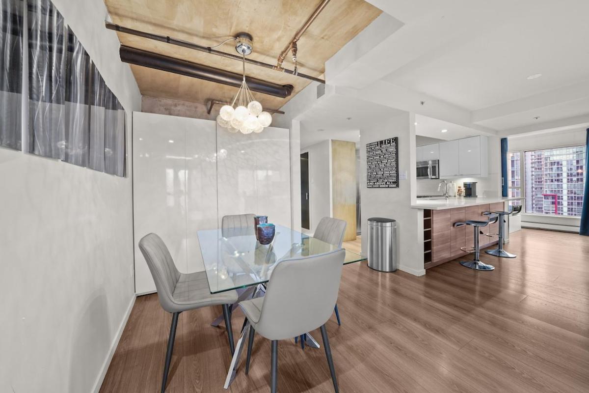 Beautiful 2 Bed Home DT with Free Parking