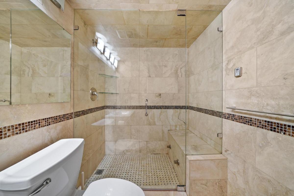 Beautiful 2 Bed Home DT with Free Parking