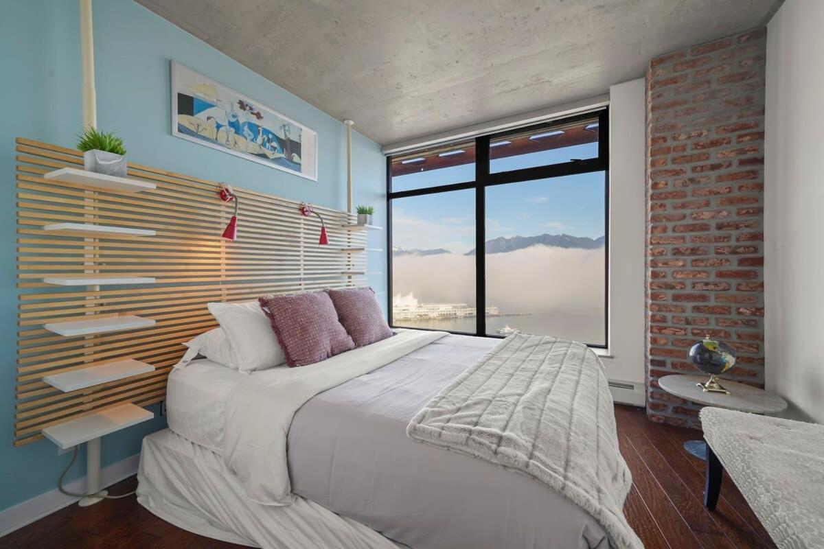 Breathtaking Water View Downtown with Free Parking