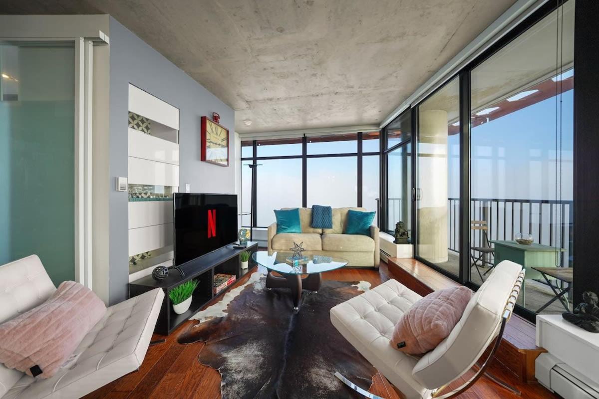 Breathtaking Water View Downtown with Free Parking