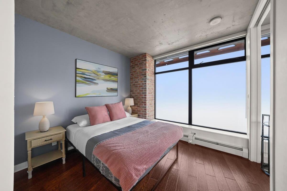 Breathtaking Water View Downtown with Free Parking