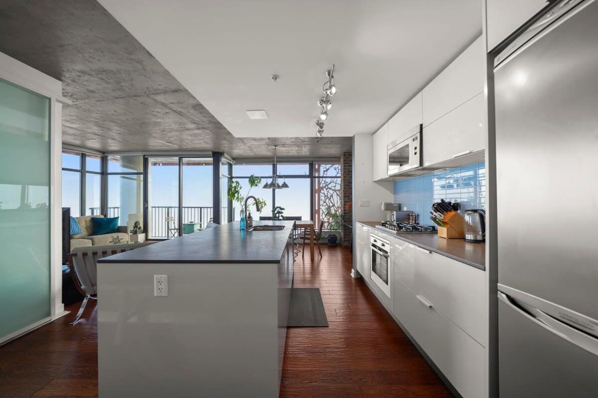 Breathtaking Water View Downtown with Free Parking
