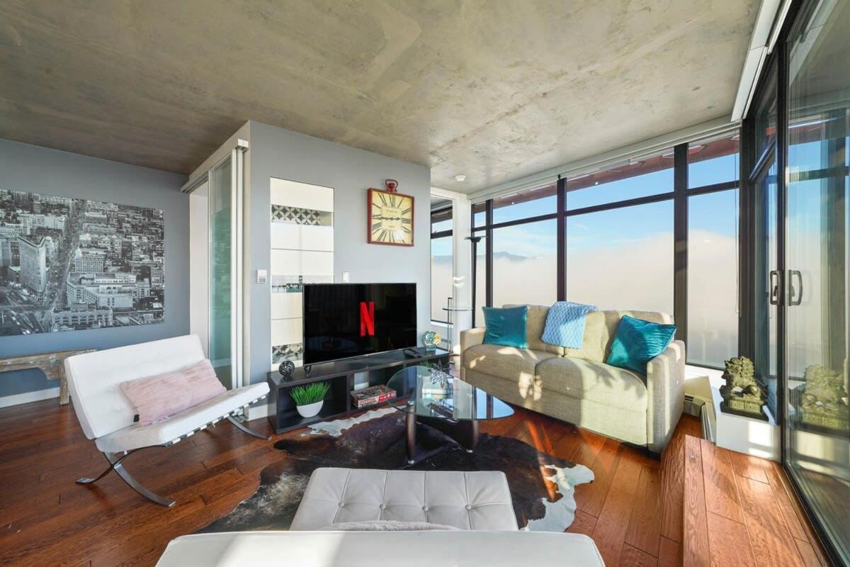 Breathtaking Water View Downtown with Free Parking