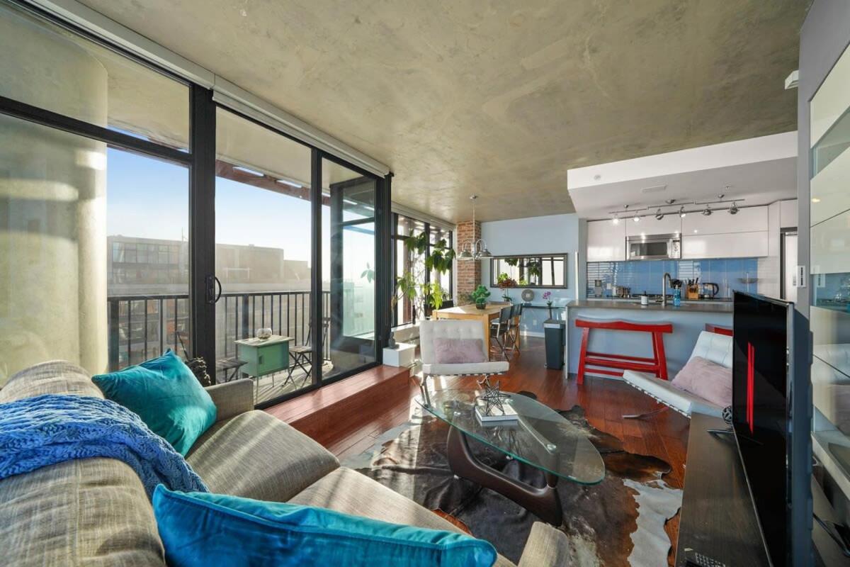 Breathtaking Water View Downtown with Free Parking