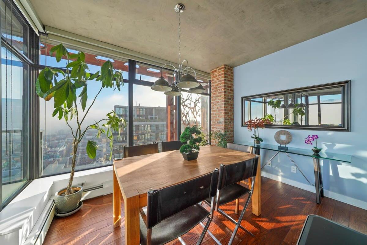 Breathtaking Water View Downtown with Free Parking
