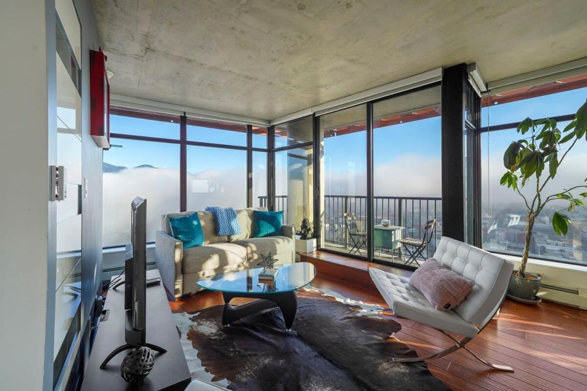Breathtaking Water View Downtown with Free Parking