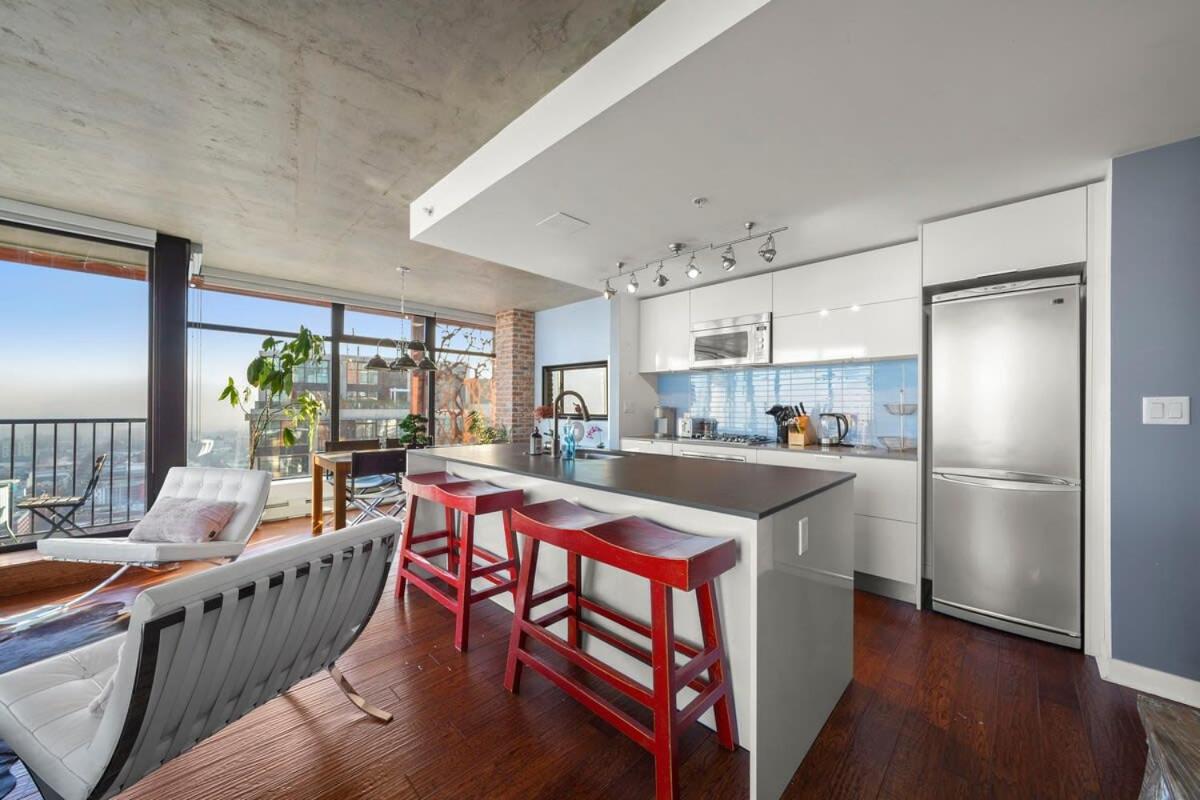 Breathtaking Water View Downtown with Free Parking