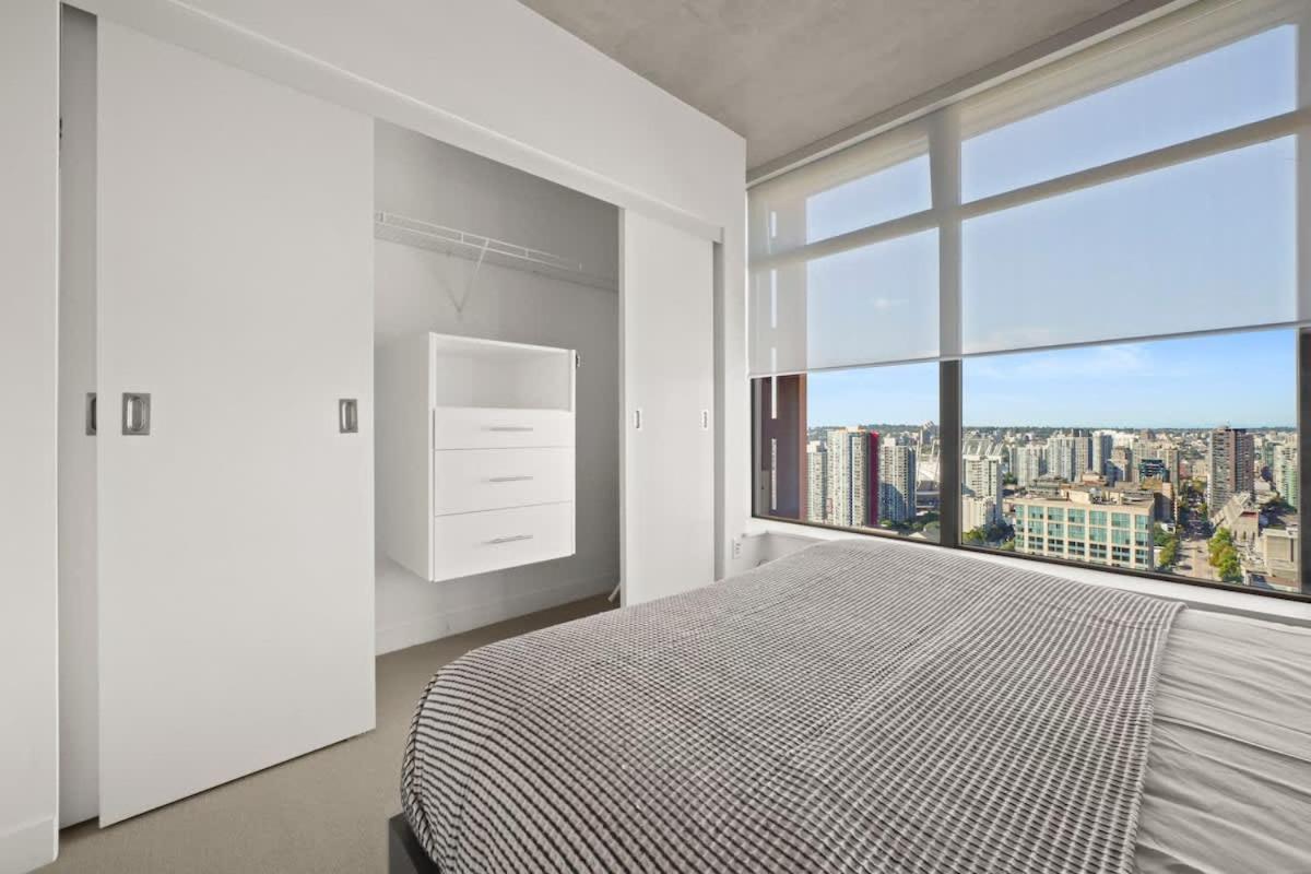 Panoramic Views 2 Bed 2 Bath Condo DT w Parking