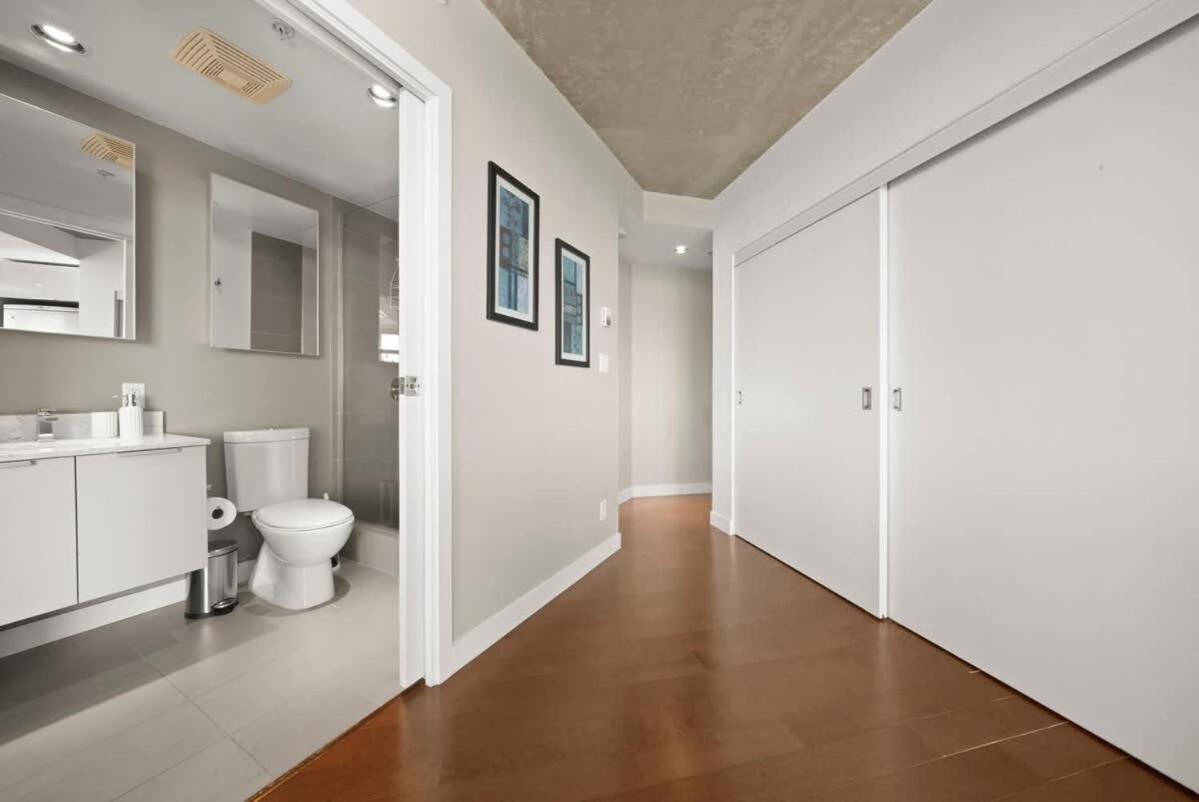 Panoramic Views 2 Bed 2 Bath Condo DT w Parking