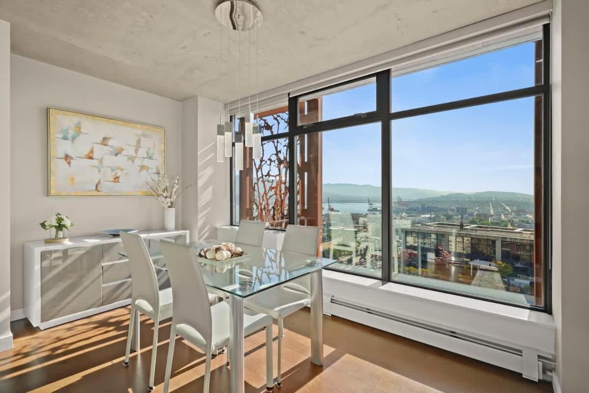 Panoramic Views 2 Bed 2 Bath Condo DT w Parking