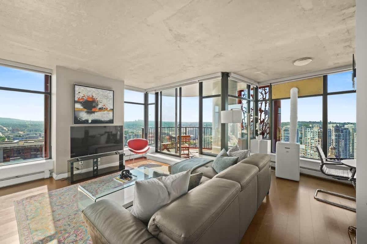 Panoramic Views 2 Bed 2 Bath Condo DT w Parking