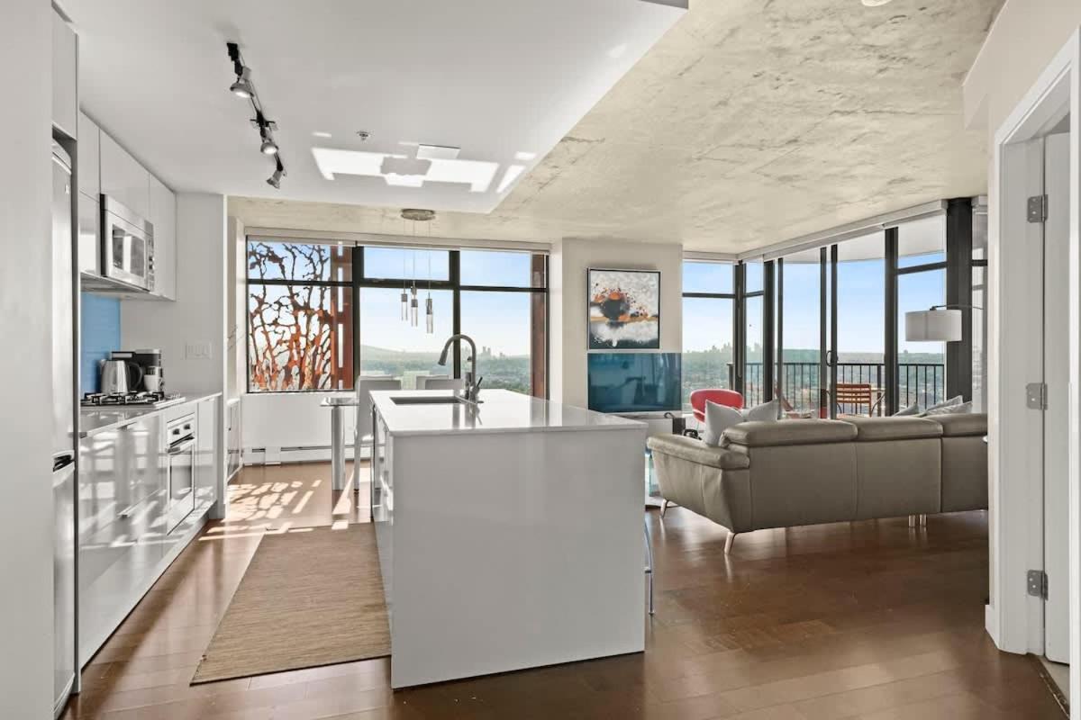 Panoramic Views 2 Bed 2 Bath Condo DT w Parking