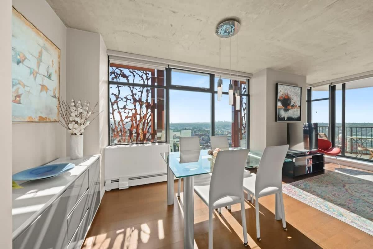 Panoramic Views 2 Bed 2 Bath Condo DT w Parking