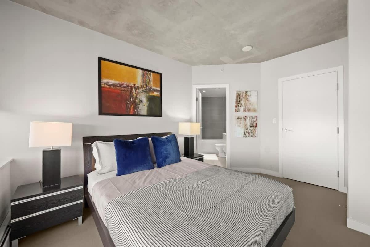 Panoramic Views 2 Bed 2 Bath Condo DT w Parking