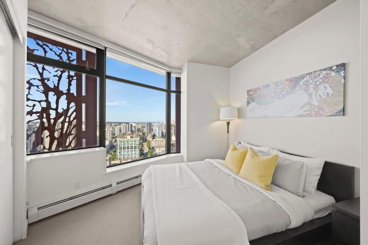 Panoramic Views 2 Bed 2 Bath Condo DT w Parking