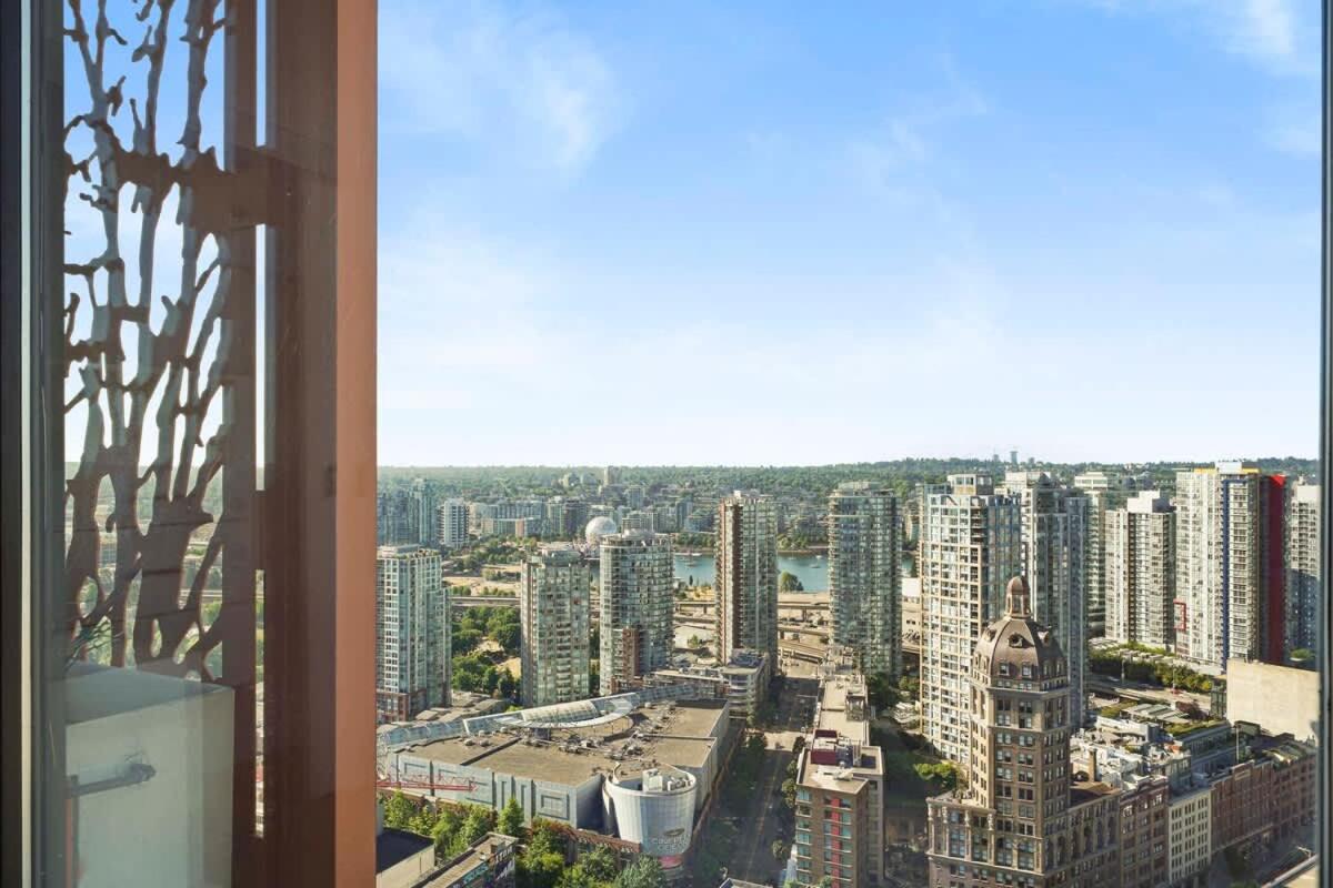 Panoramic Views 2 Bed 2 Bath Condo DT w Parking