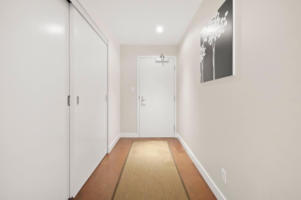 Panoramic Views 2 Bed 2 Bath Condo DT w Parking