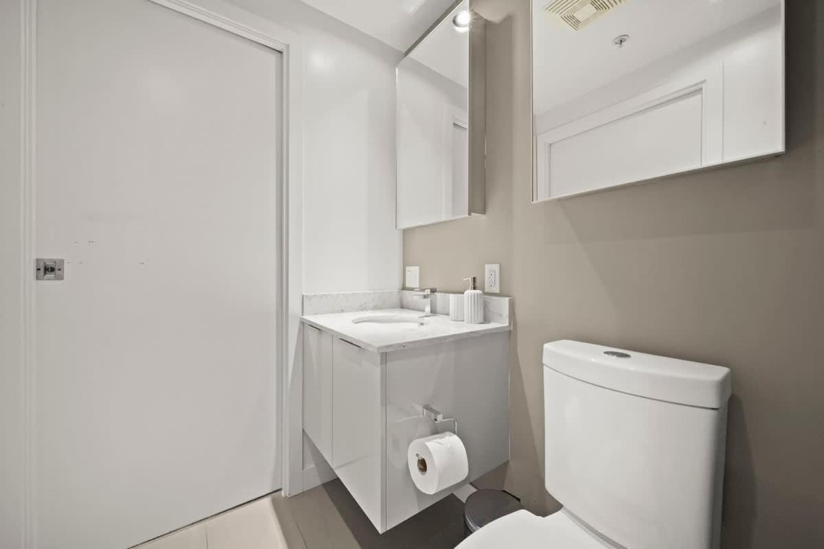 Panoramic Views 2 Bed 2 Bath Condo DT w Parking