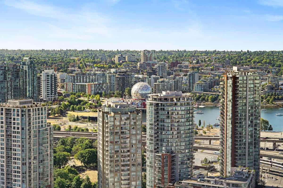 Panoramic Views 2 Bed 2 Bath Condo DT w Parking
