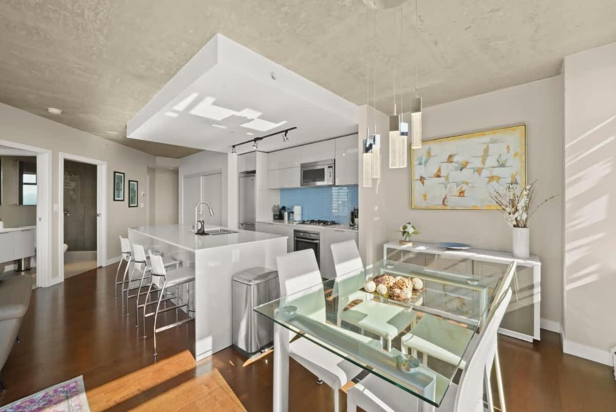 Panoramic Views 2 Bed 2 Bath Condo DT w Parking