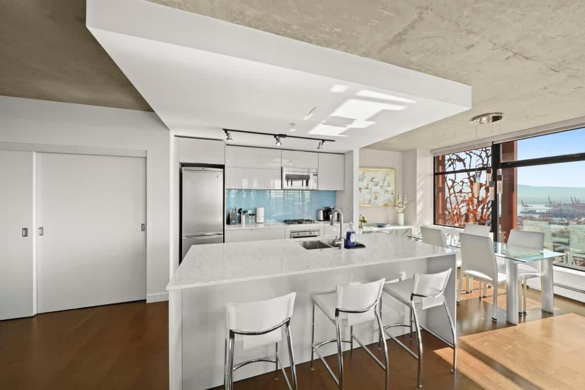 Panoramic Views 2 Bed 2 Bath Condo DT w Parking