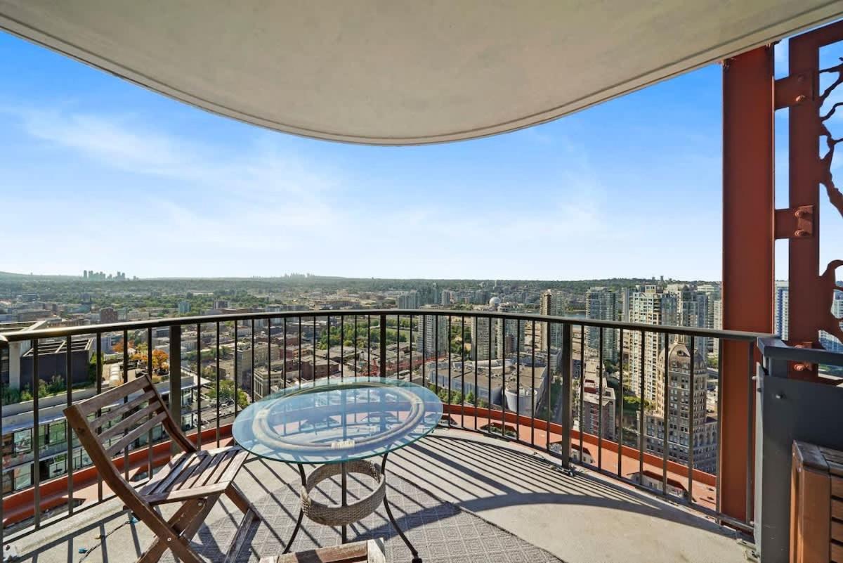 Panoramic Views 2 Bed 2 Bath Condo DT w Parking