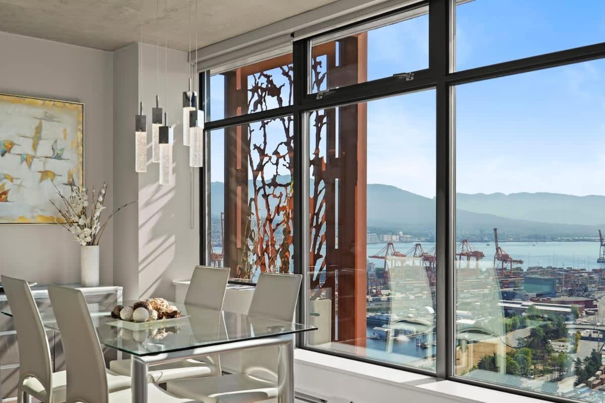 Panoramic Views 2 Bed 2 Bath Condo DT w Parking