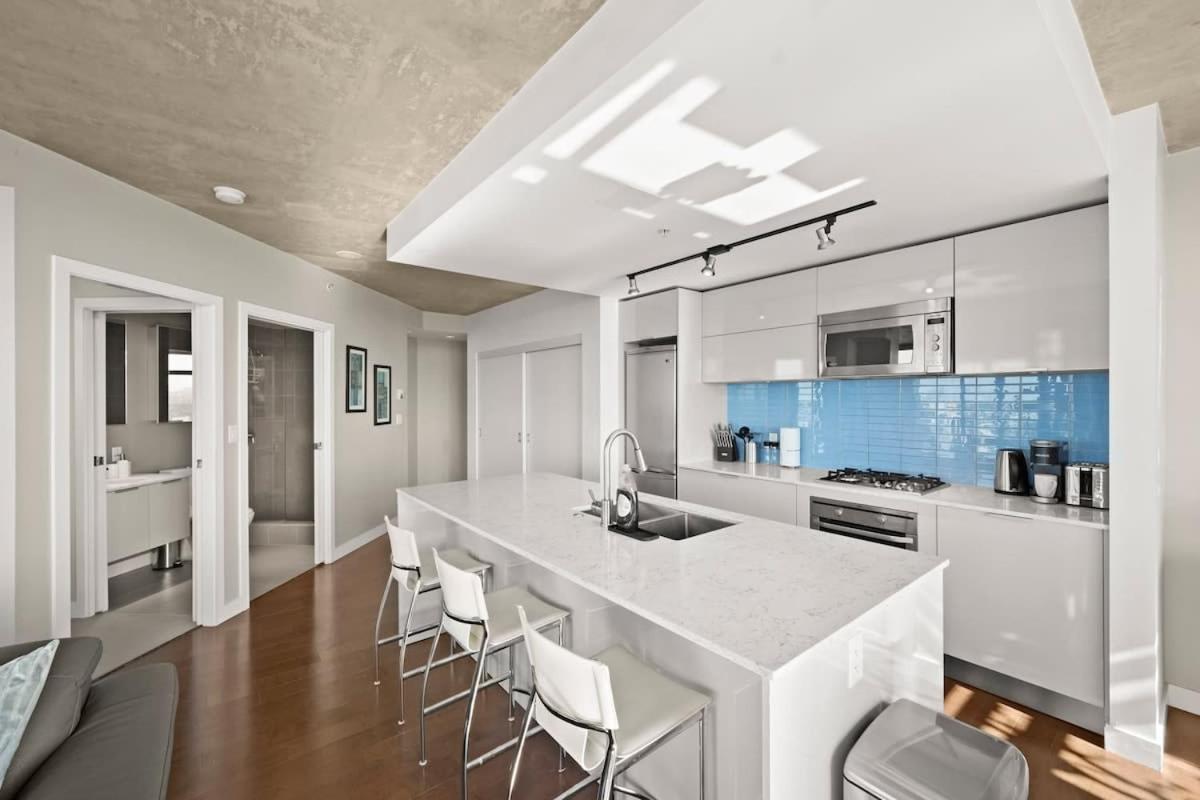 Panoramic Views 2 Bed 2 Bath Condo DT w Parking
