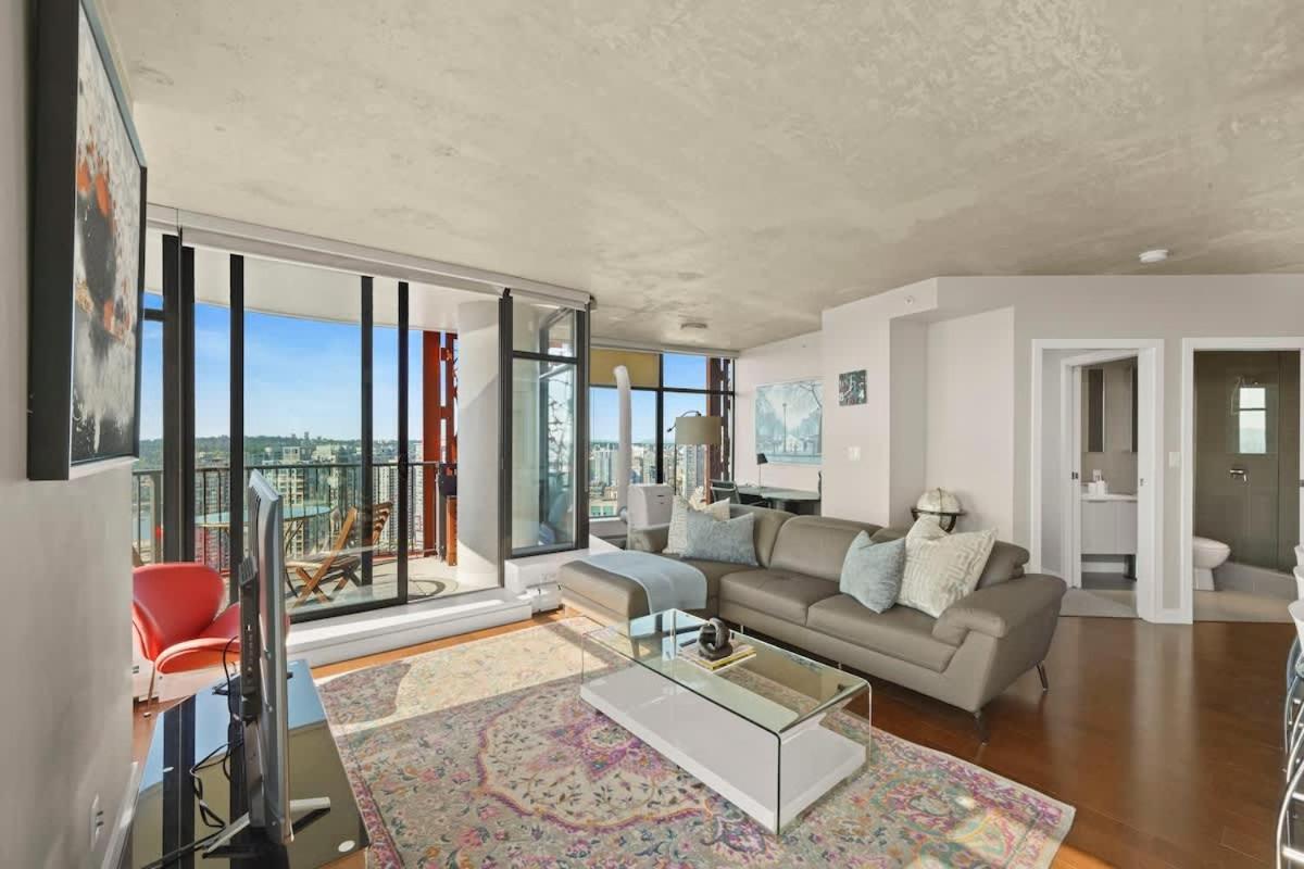 Panoramic Views 2 Bed 2 Bath Condo DT w Parking