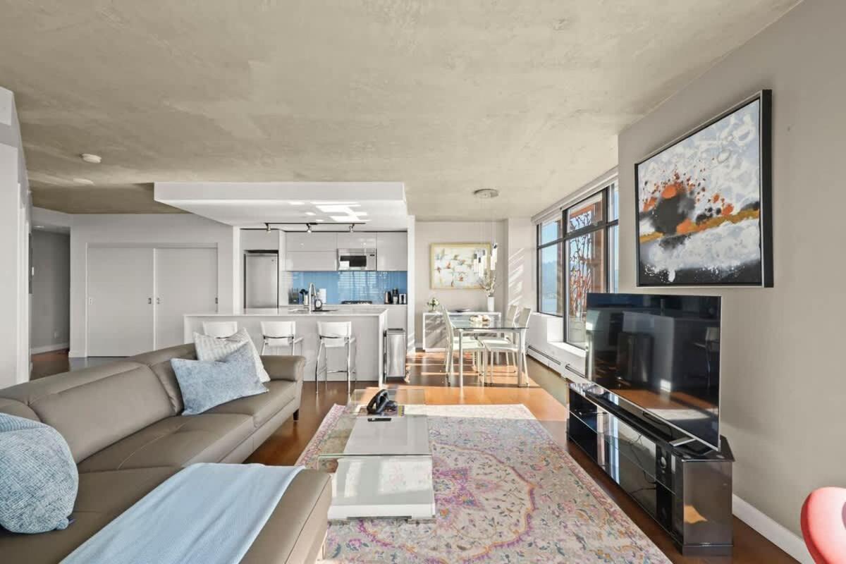 Panoramic Views 2 Bed 2 Bath Condo DT w Parking