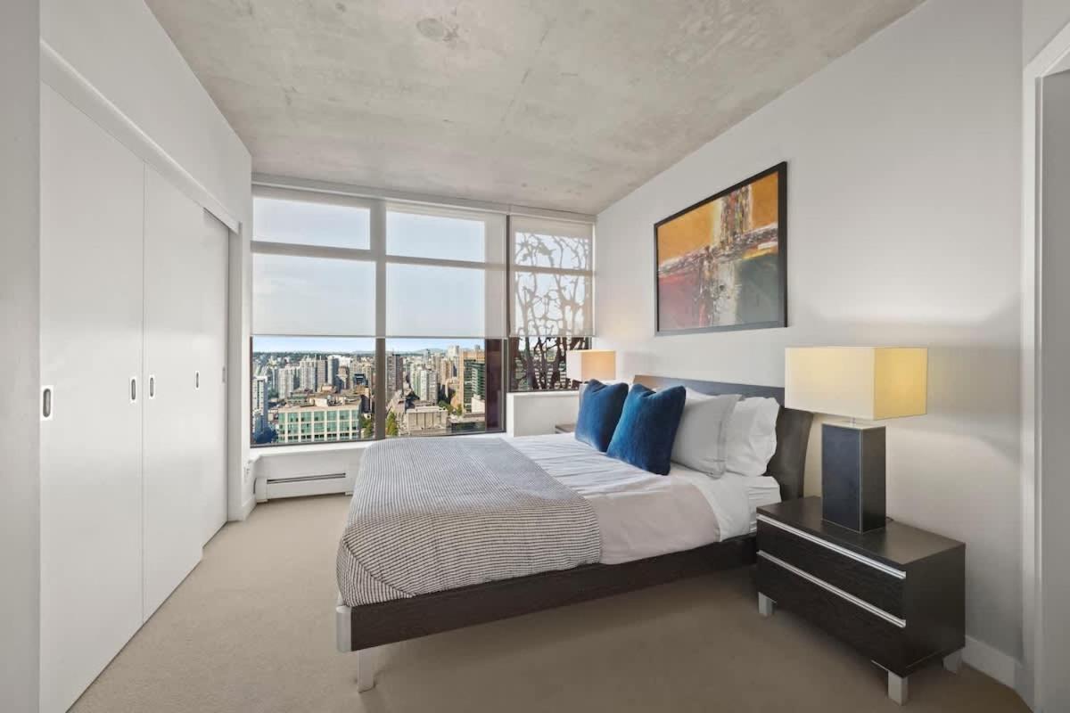 Panoramic Views 2 Bed 2 Bath Condo DT w Parking