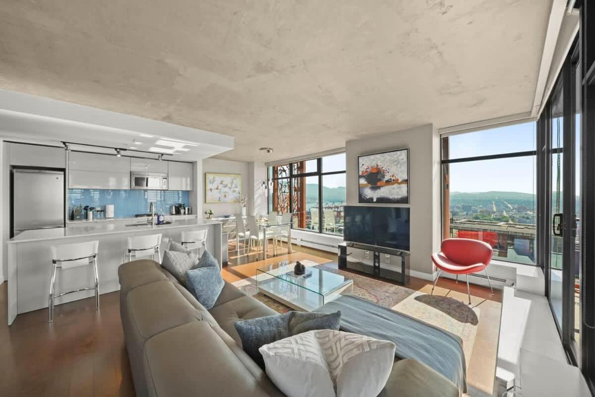 Panoramic Views 2 Bed 2 Bath Condo DT w Parking