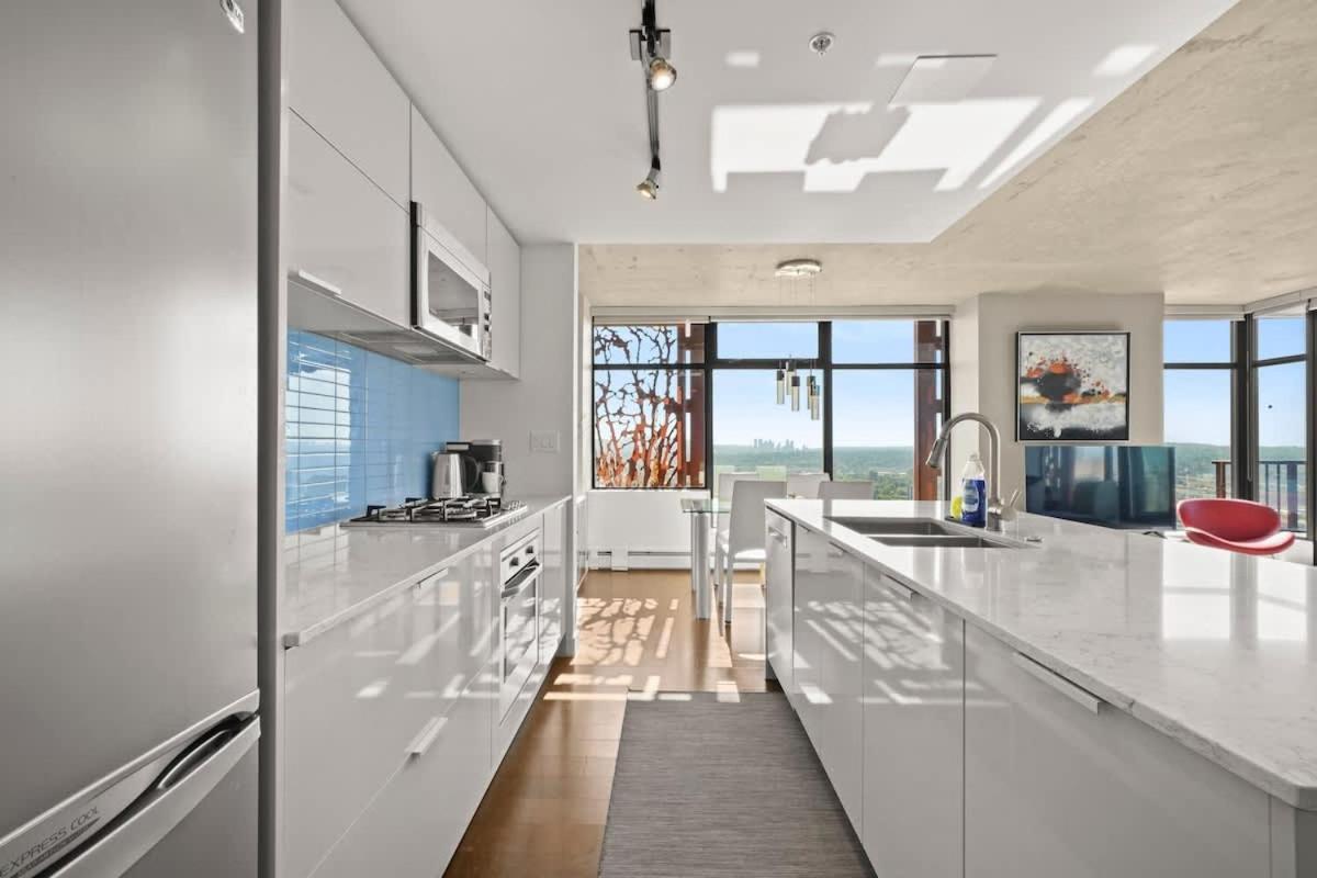 Panoramic Views 2 Bed 2 Bath Condo DT w Parking