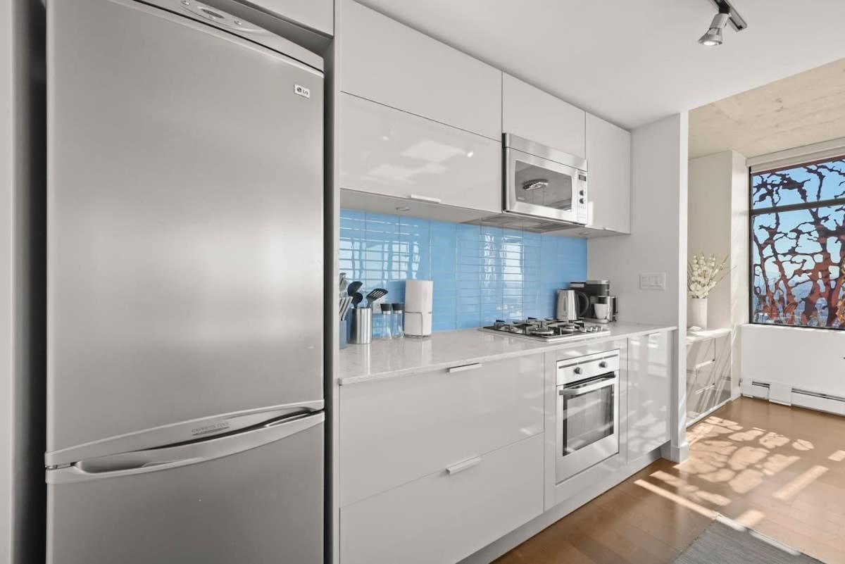 Panoramic Views 2 Bed 2 Bath Condo DT w Parking