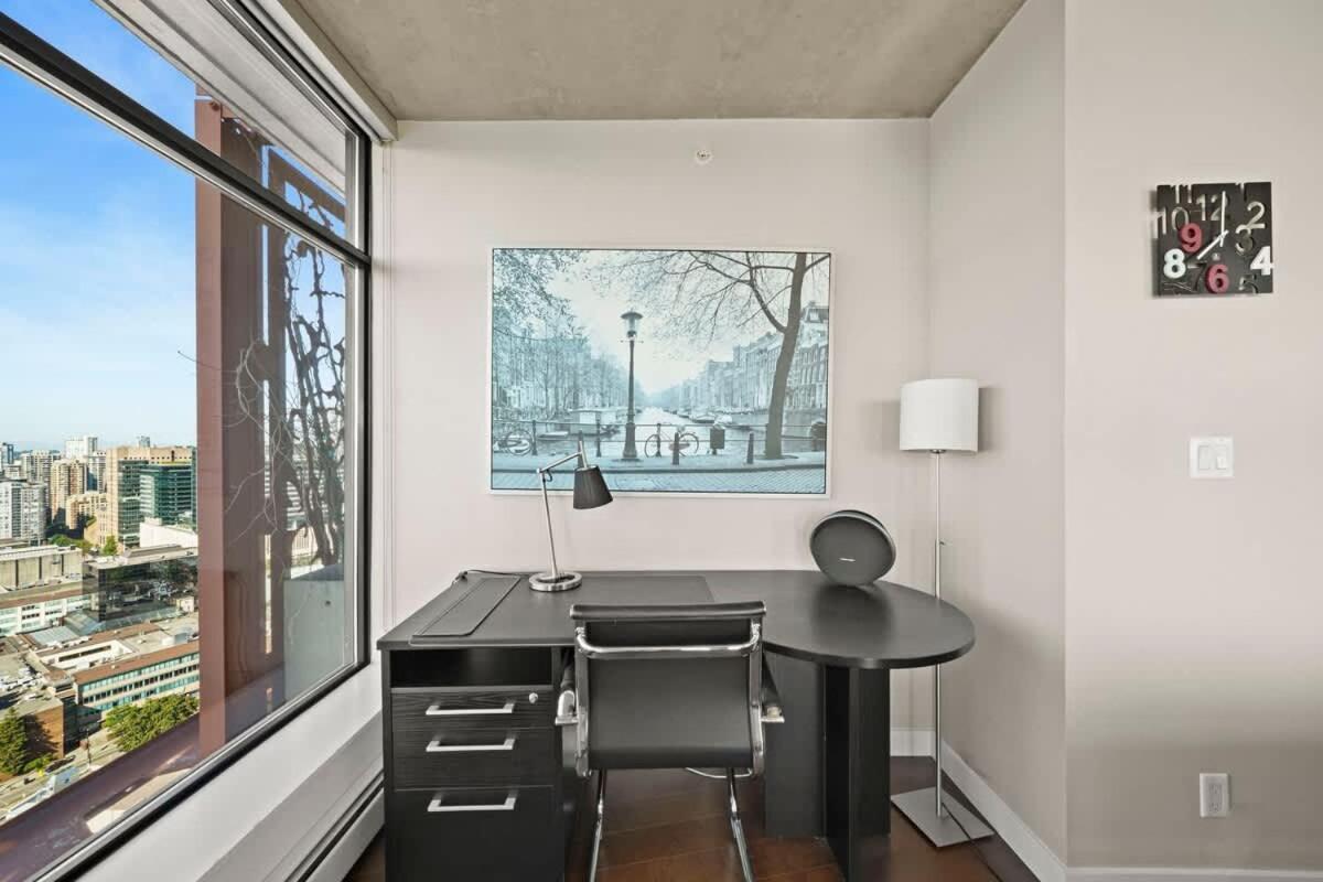 Panoramic Views 2 Bed 2 Bath Condo DT w Parking