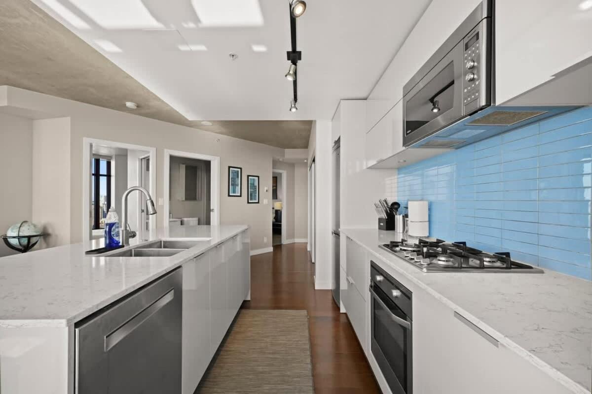 Panoramic Views 2 Bed 2 Bath Condo DT w Parking