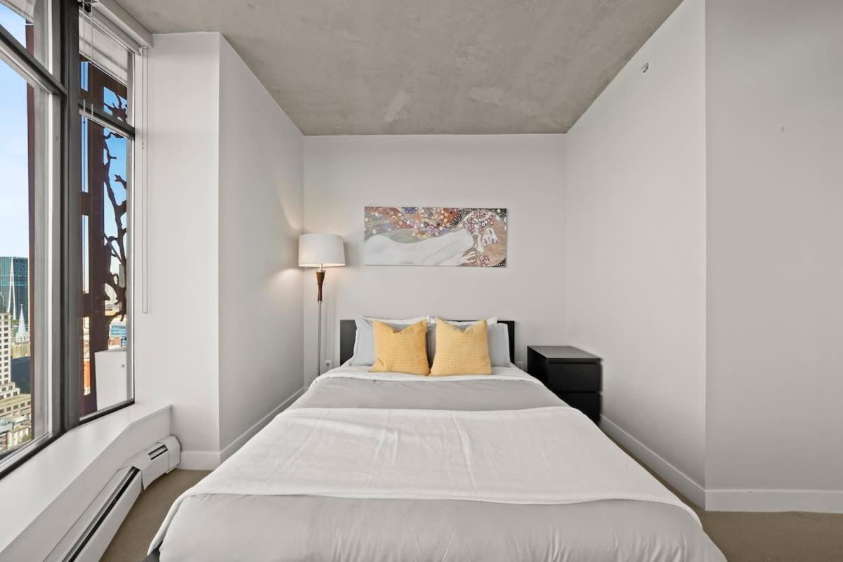 Panoramic Views 2 Bed 2 Bath Condo DT w Parking