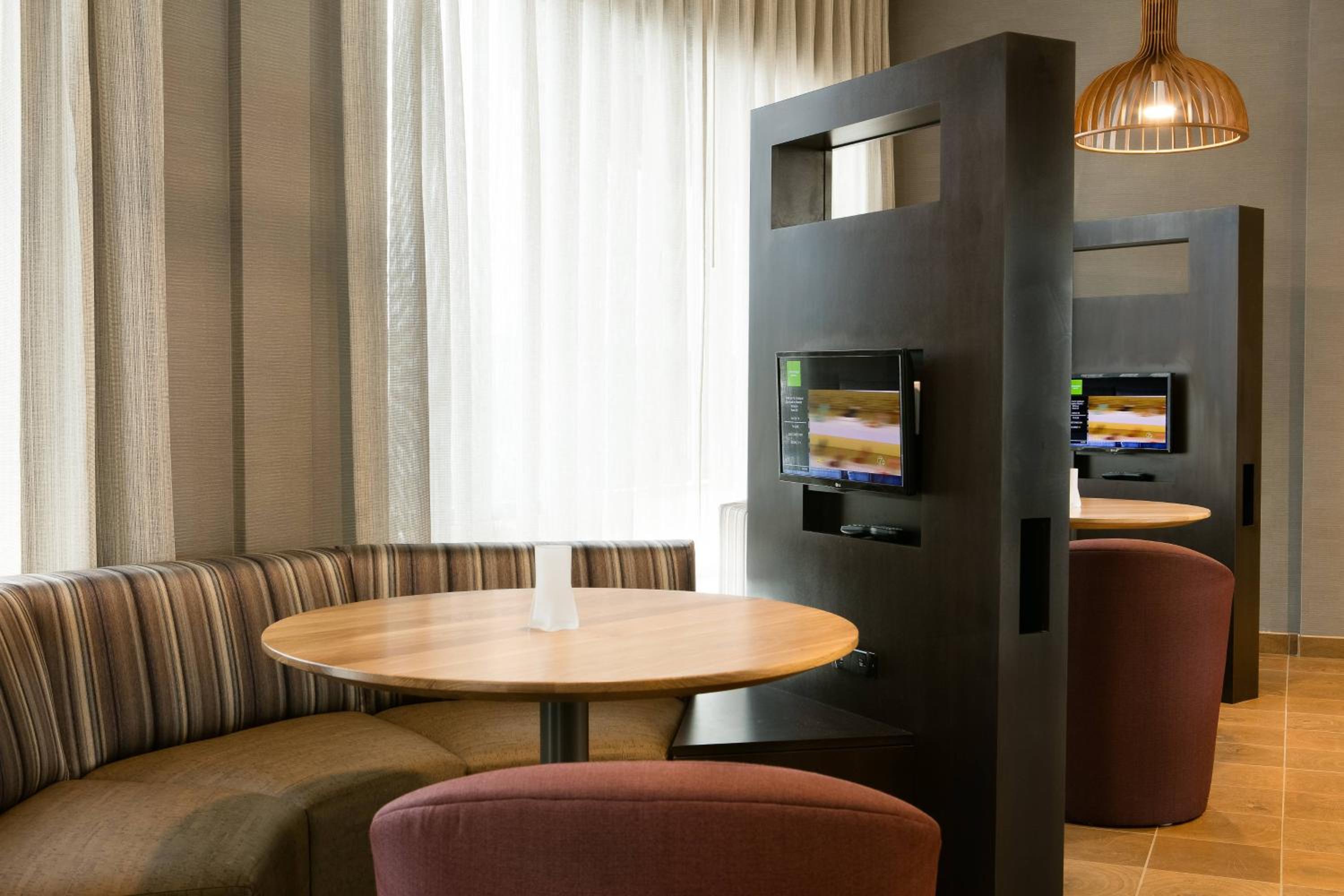 Courtyard by Marriott Omaha Bellevue at Beardmore Event Center - Property Image 42