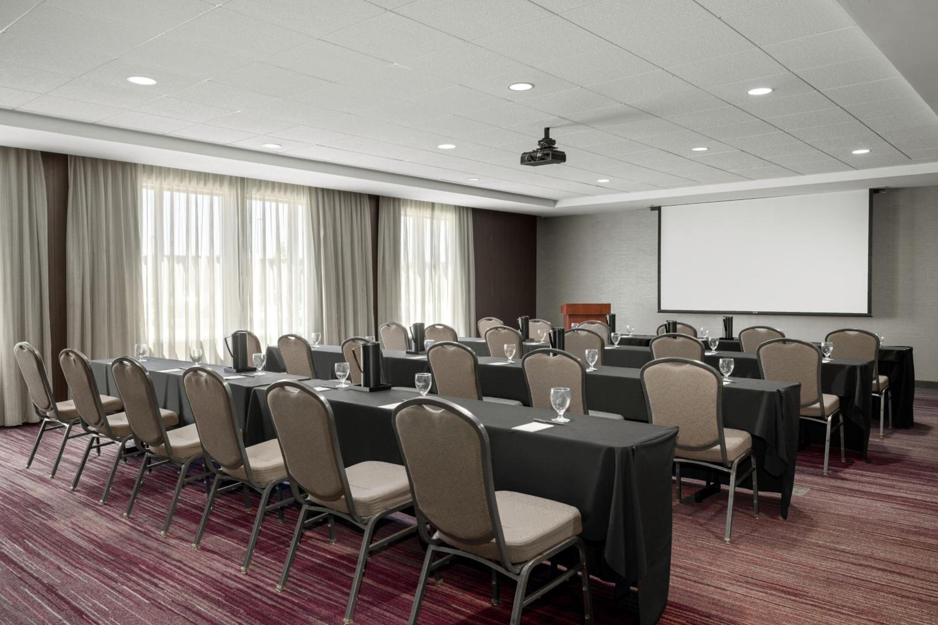 Courtyard by Marriott Omaha Bellevue at Beardmore Event Center - Property Image 11