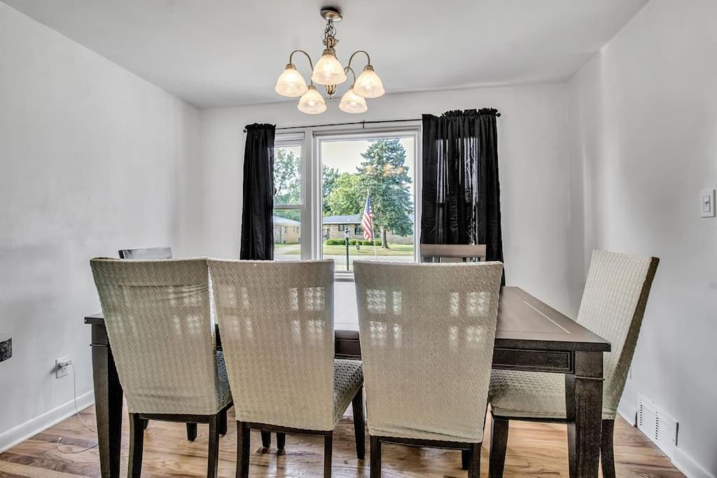 Lackawanna Private House sleeps 12 5 bedrooms 6 bed
