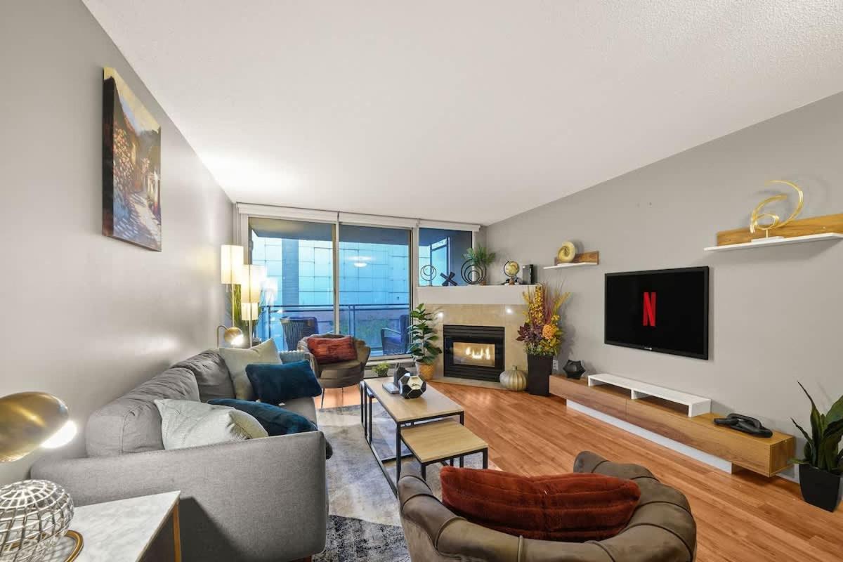 Premier Condo by Rogers Arena 3BR w Free Parking